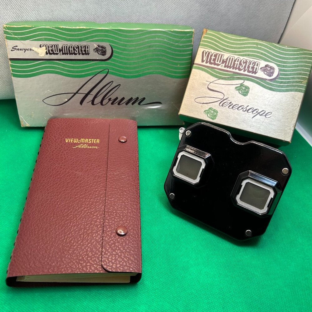 Vintage View Master Viewer With Album Continuing 30 Vintage Reals. (995)